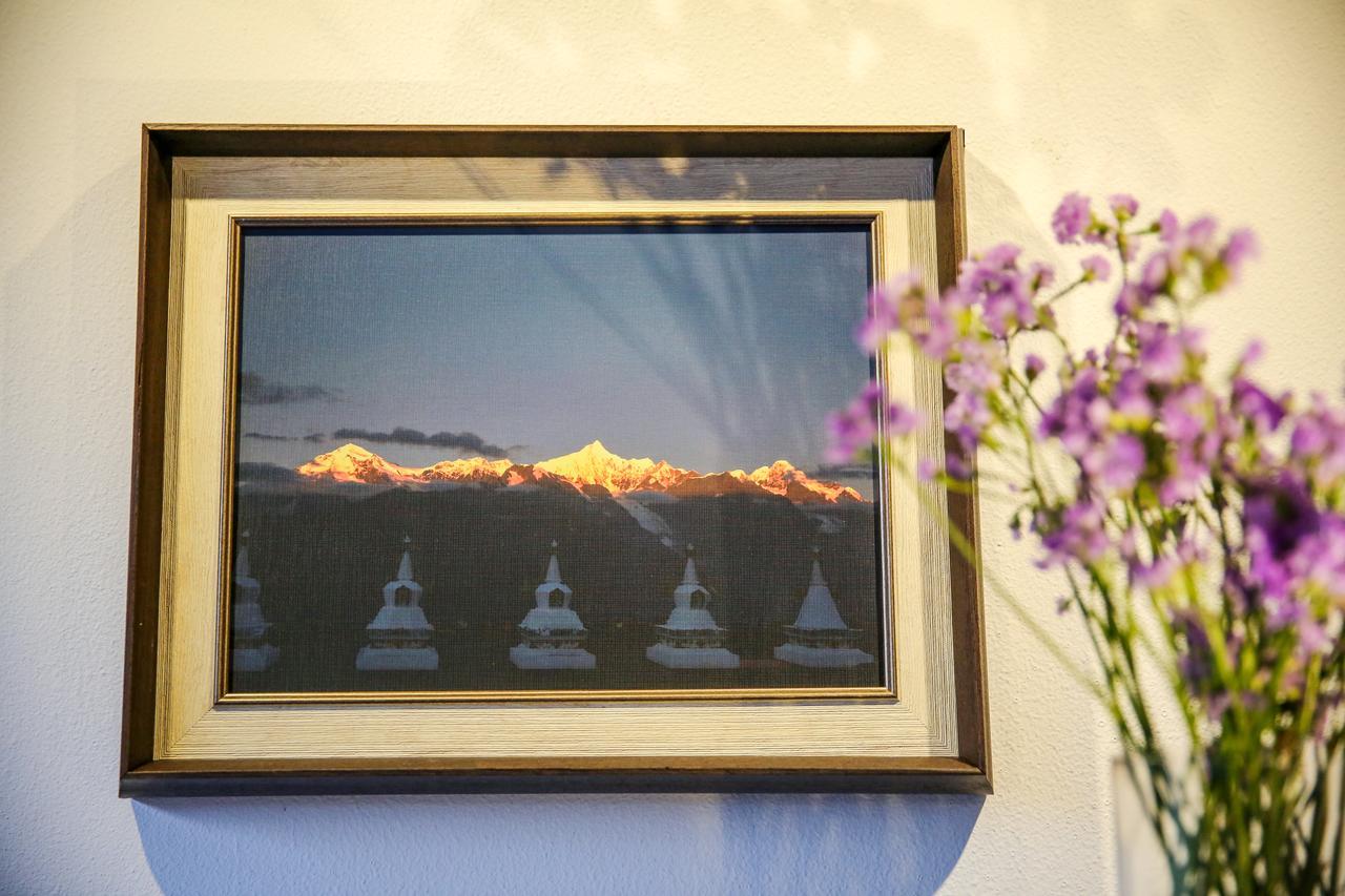 Energy Space Healing Inn Shangri-La Buitenkant foto
